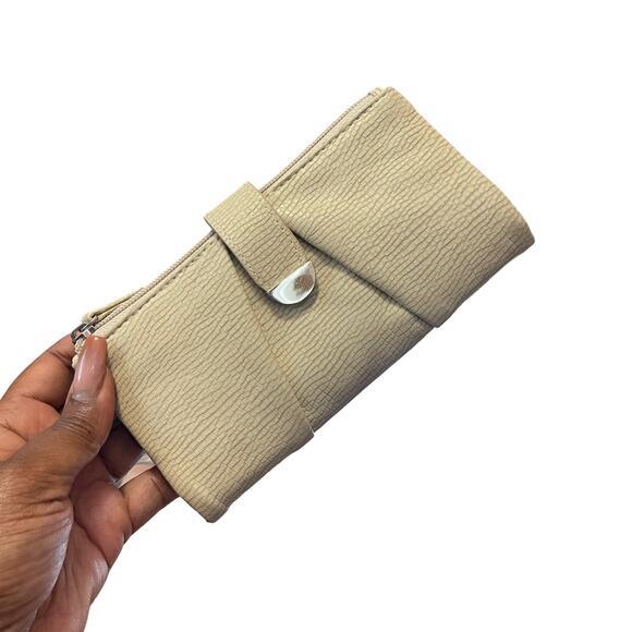 Kelly & Katie Faux Pebbled Leather Snap Close Full Size Wallet Cream Organized - Picture 1 of 4